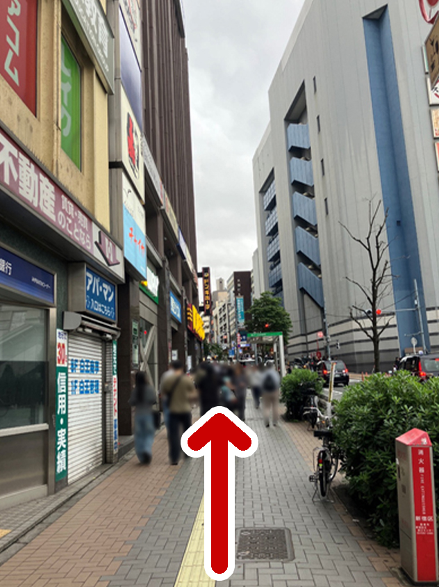 交差点を右折する角の写真