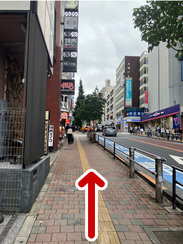 直進する通りの写真
