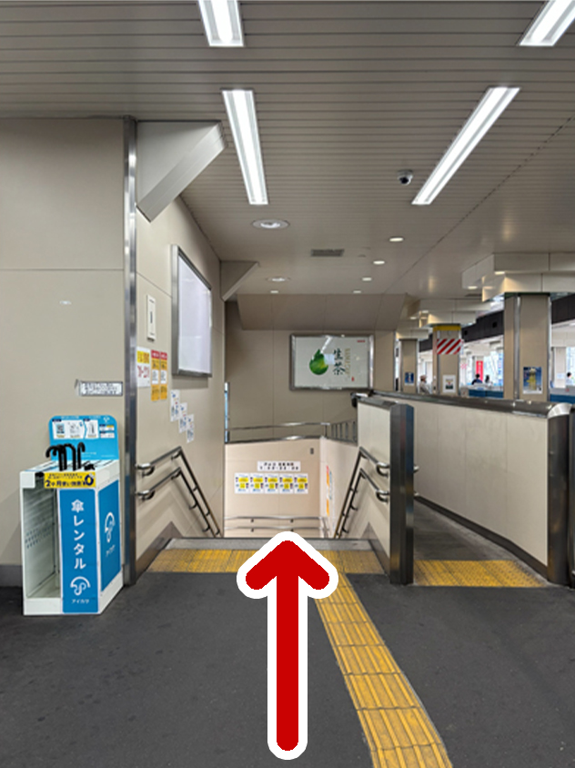 西武新宿線戸山口改札出口の階段の写真